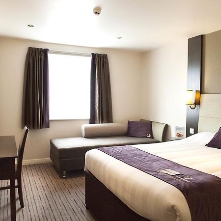 Premier Inn Basingstoke West Exterior foto