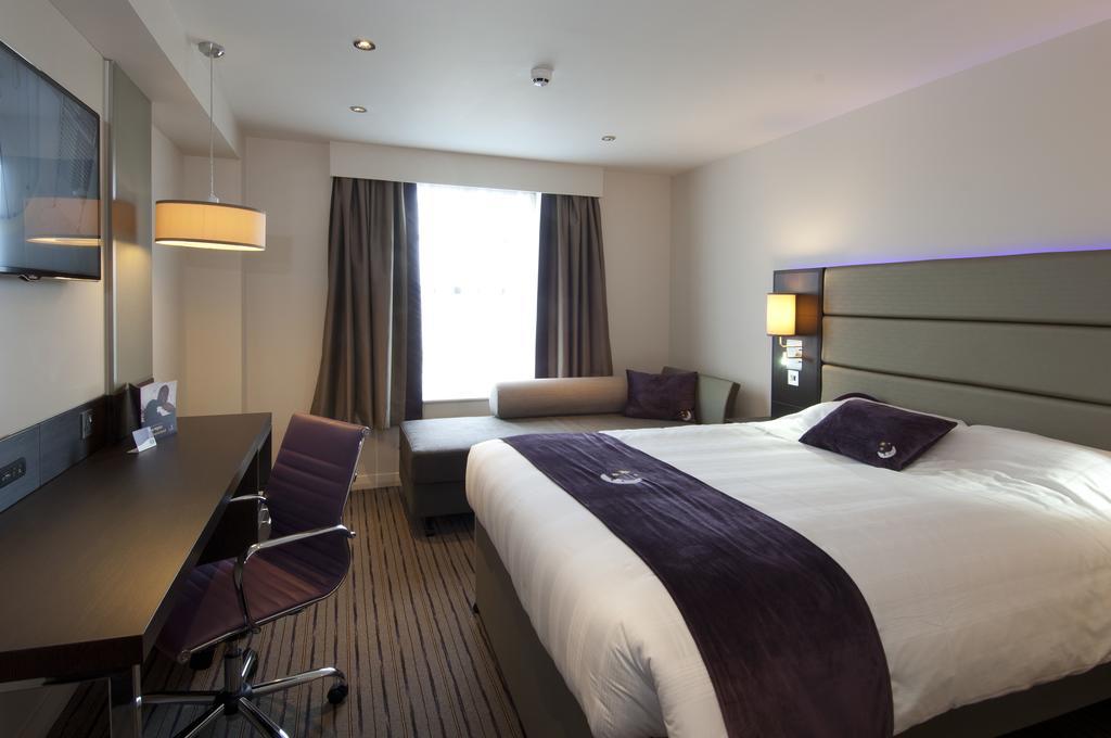 Premier Inn Basingstoke West Exterior foto