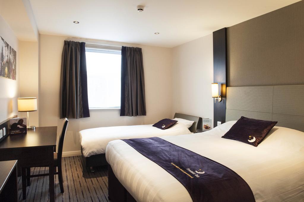 Premier Inn Basingstoke West Exterior foto